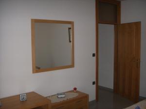Apartments Ana Wellness S في روفينج: غرفة مع مرآة على الحائط وطاولة