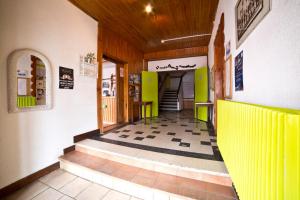 un couloir d'un immeuble avec un sol en damier dans l'établissement Centre de Vacances Le Val d'Escreins, à Vars