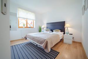 Un dormitorio con una cama grande y una ventana en Apartamenty Sun & Snow Karpacz Myśliwska en Karpacz
