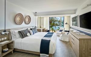 TV a/nebo společenská místnost v ubytování LUX* Grand Gaube Resort & Villas