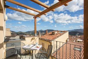 balcone con tavolo, sedie e vista di Case Spazioscena - Euterpe a Castelbuono