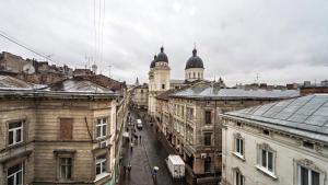 uma vista aérea de uma rua da cidade com edifícios em Apartment in a city center! Krakivska,34 em Lviv