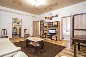 uma sala de estar com um sofá branco e uma televisão em Apartment in a city center! Krakivska,34 em Lviv