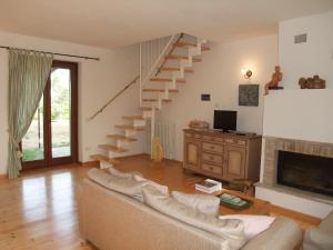 - un salon avec un canapé et un escalier dans l'établissement Agriturismo Pian di Frattina, à Fabro