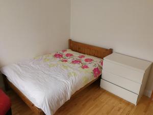 1 dormitorio pequeño con 1 cama con cómoda en Haringey Victorian House en Londres