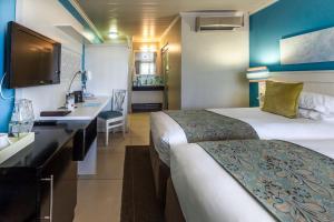 Ένα ή περισσότερα κρεβάτια σε δωμάτιο στο Peermont Metcourt Hotel +23 φωτογραφίες