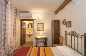 een slaapkamer met een bed en een tafel met een lamp bij B&B due Borghi 3 in Pisa