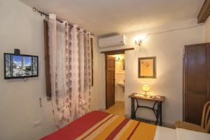 a bedroom with a bed and a table and a window at B&B due Borghi 3 in Pisa