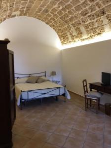 a bedroom with a bed and a table and a piano at B&B Macrina in Noto