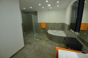 シェッファウ・アム・ヴィルデン・カイザーにあるFerienwohnung Widmannのバスルーム(バスタブ、シャワー、シンク付)