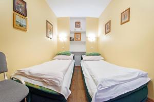 カルパチにあるApartamenty Sun & Snow Karpacz Skalnaの病院内のベッド2台付きの部屋