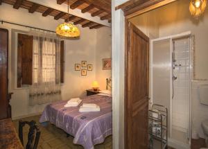 een slaapkamer met een bed en een badkamer bij B&B due Borghi 3 in Pisa