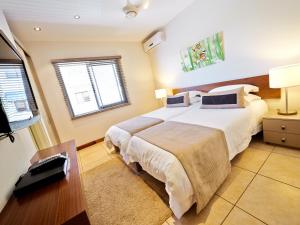 Postel nebo postele na pokoji v ubytování Bon Azur Beachfront Suites & Penthouses with LOV