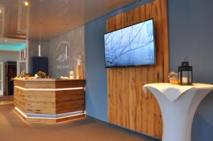 TV a/nebo společenská místnost v ubytování Hotel Bavaria Oldenburg