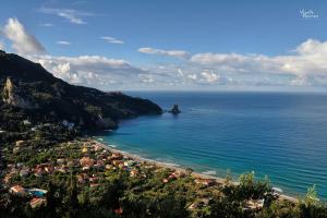 Lido Sofia Holidays في آغيوس غوذيوس: اطلالة على شاطئ مع جزيرة في المحيط