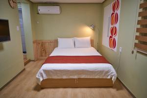 Tempat tidur dalam kamar di Seoul Station R Guesthouse