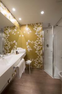 a bathroom with a shower, sink, and toilet at Ark Hotel in Verona
