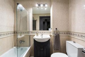 Koupelna v ubytování Holi-Rent Gran Poder + 22 fotografií