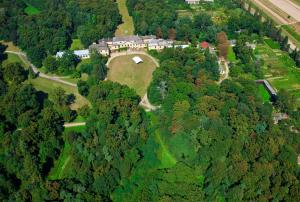 uma vista aérea de uma casa no meio de uma floresta em Hotel Marina em Nielisz