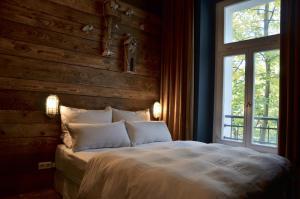 ein Schlafzimmer mit einem großen Bett mit Fenster in der Unterkunft Linnen in Berlin