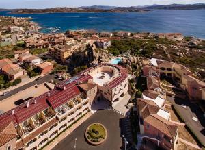 una vista aérea de la ciudad y el océano en Grand Hotel Resort&SPA Ma&Ma - Adults Only, en La Maddalena