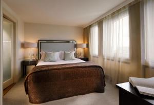 a hotel room with a large bed and a window at The Bristol Hotel in Bristol +47 photos