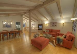 salon z kanapą i stołem w obiekcie Chalet Anna Maria by Kaprun Rentals w Kaprunie