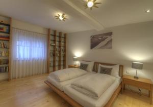 sypialnia z dużym białym łóżkiem w pokoju w obiekcie Chalet Anna Maria by Kaprun Rentals w Kaprunie