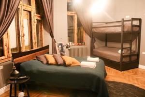 ブカレストにあるAthenaeum Suiteのベッドルーム1室(ベッド1台、二段ベッド1組付)