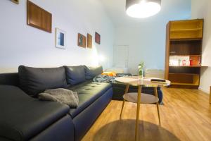 a living room with a blue couch and a table at Central , 3 rooms in Frankfurter Tor in Berlin