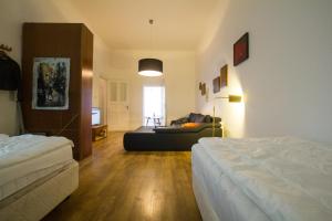 a living room with two beds and a couch at Central , 3 rooms in Frankfurter Tor in Berlin