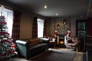 uma sala de estar com uma árvore de Natal e um sofá em Lochside hotel em Bowmore