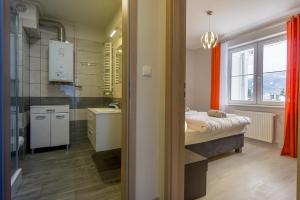 mały pokój z łóżkiem i łazienką w obiekcie Villa Mountain View Apartamenty w Szklarskiej Porębie