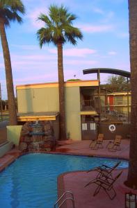 The swimming pool at or close to Whispering Palms Inn