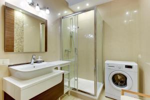 Un baño con lavabo y lavadora. en Aviator Modern 50, en Gdansk 6 fotos más