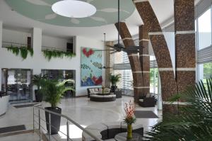 a lobby with potted plants and a ceiling at Hotel Isla Verde in Tubará +41 photos