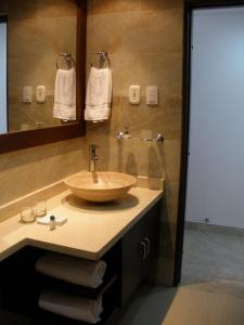 Bilik mandi di Hotel Isla Verde