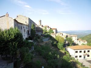 un village sur une colline avec des maisons et des arbres dans l'établissement Sassetta Holiday, à Sassetta