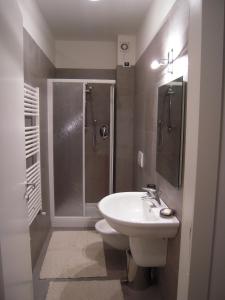 La salle de bains est pourvue de toilettes, d'un lavabo et d'une douche. dans l'établissement Sassetta Holiday, à Sassetta