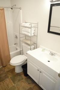 een witte badkamer met een toilet en een wastafel bij The Eis House in Mexico