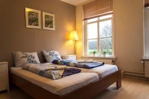 two beds in a room with a window at Hotel Restaurant Roerdinkhof in Winterswijk +97 photos