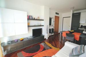 een woonkamer met een keuken en een eetkamer bij Orea Spiti - Charming Flat & Canal View Few steps from Movida in Milaan
