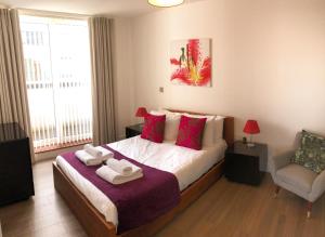 ケンブリッジにあるSignet Apartments - Ceresのベッドルーム1室(ベッド1台、タオル2枚付)