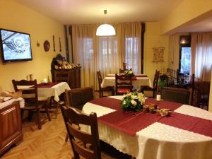 TV a/nebo společenská místnost v ubytování Hotel Kapistec Skopje