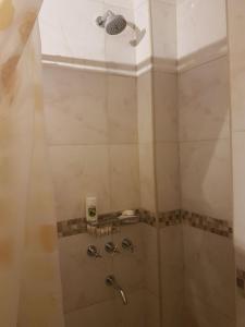 y baño con ducha con cabezal de ducha. en Departamento Alquiler Costa Azul para 5 personas en Costa Azul