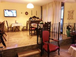 TV a/nebo společenská místnost v ubytování Hotel Kapistec Skopje