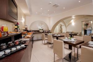 een restaurant met tafels en stoelen en een buffet bij Demetra Hotel in Rome