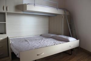 ガリポリにあるVilla Pizzoのベッドルーム1室(二段ベッド1組、はしご付)