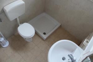 ガリポリにあるVilla Pizzoのバスルーム(トイレ、洗面台付)