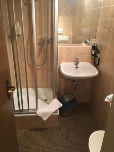 Koupelna v ubytování Landhotel Traube + 37 fotografií